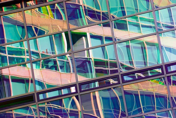 Reflexão nas janelas de um prédio de escritórios . — Fotografia de Stock