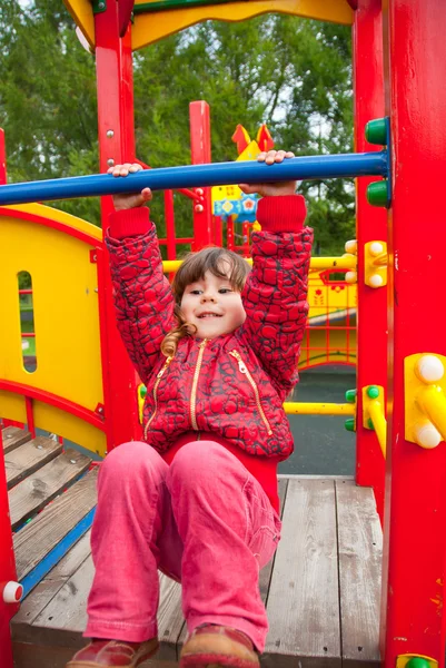 Menina brinca no parque infantil — Fotografia de Stock