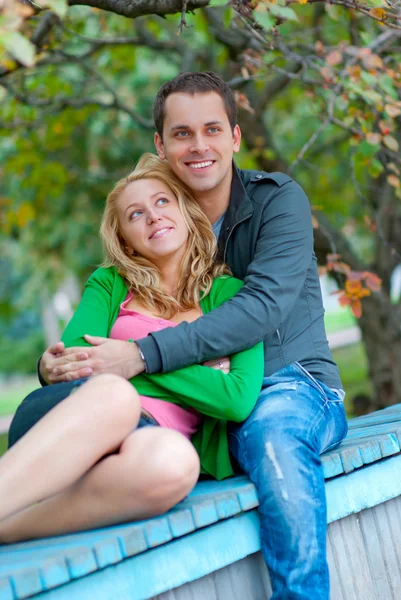 在一个公园中放松身心的美丽年轻夫妇 — 图库照片