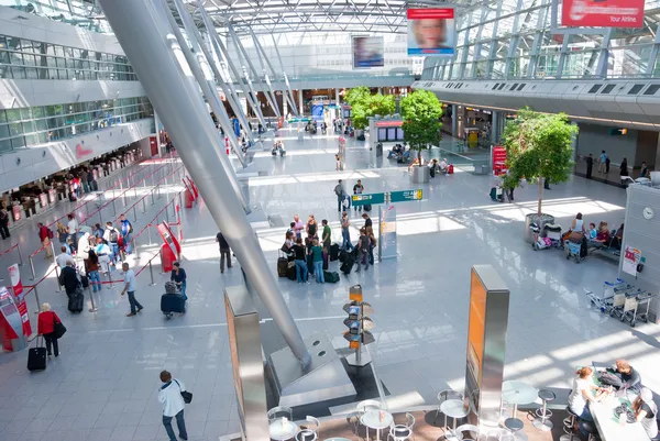 Interior Aeroporto Internacional Moderno Sem Caras Reconhecíveis Publicidade — Fotografia de Stock