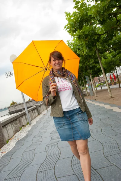 Young Girl Walking Street Yellow Umbrella — Stock Photo, Image