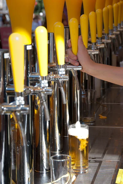 Barman Versa Birra Bicchiere — Foto Stock