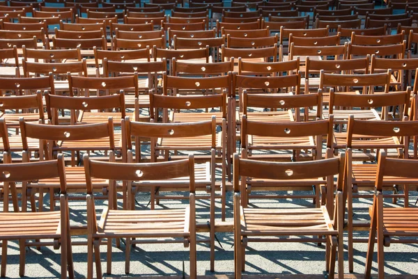 Spousta Dřevěných Židlí Stojící Řadě — Stock fotografie