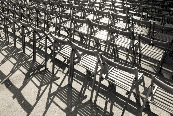 Muitas Cadeiras Madeira Uma Fileira Imagem Monocromática — Fotografia de Stock