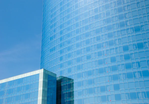 Голубой фасад современных корпоративных зданий — стоковое фото