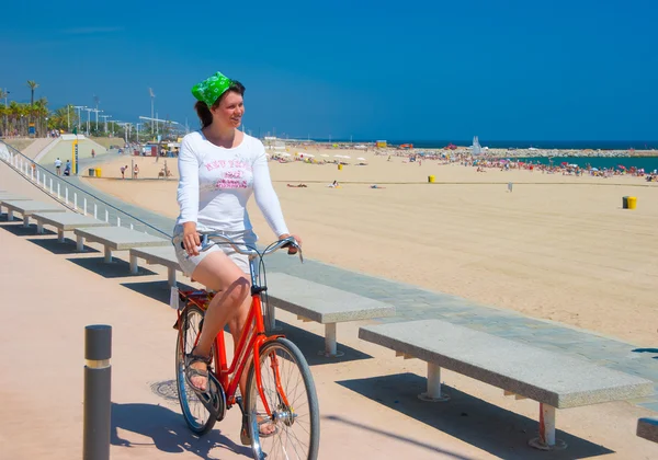 Genç bir kadın onu bisiklet sürme — Stok fotoğraf