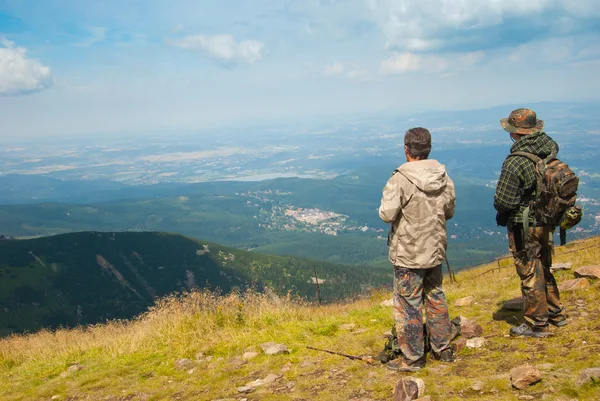 在山顶上的远足者享有山风景 — 图库照片
