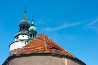 mavi gökyüzüne karşı Avrupa'da kilisenin çatısı