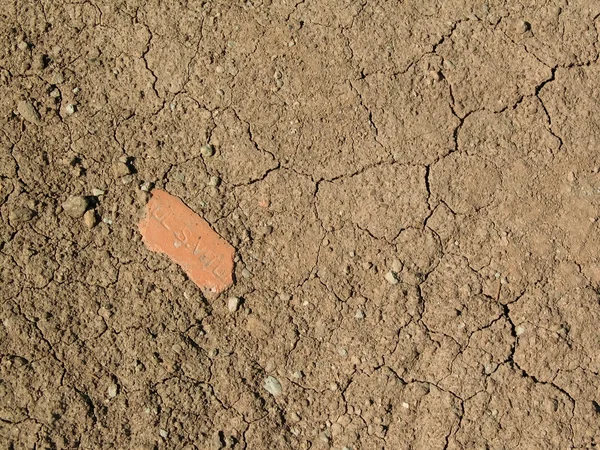 Bruine Aarde Echte Textuur Met Baksteen Fragment Gekraakt Uitdrogen — Stockfoto