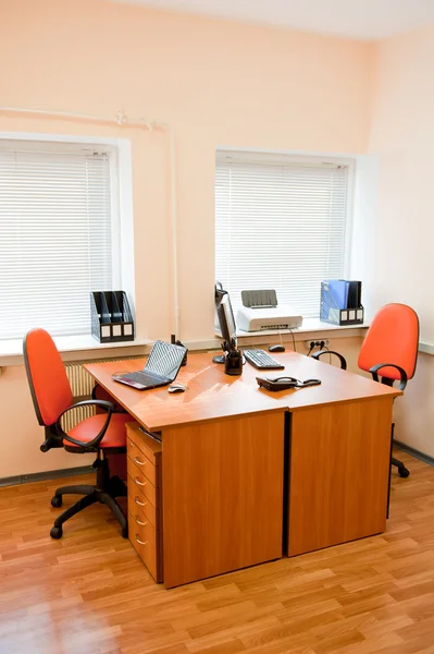 Современный интерьер офиса - рабочее место — стоковое фото