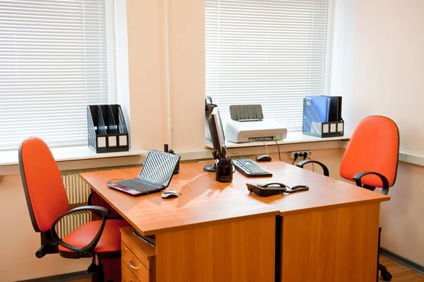 Современный интерьер офиса - рабочее место — стоковое фото