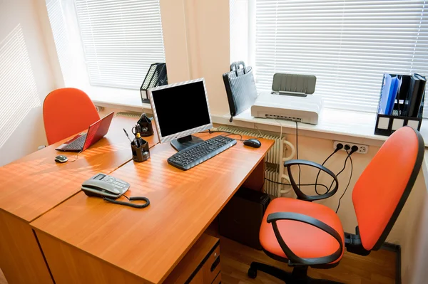 Interior de escritório moderno - local de trabalho — Fotografia de Stock