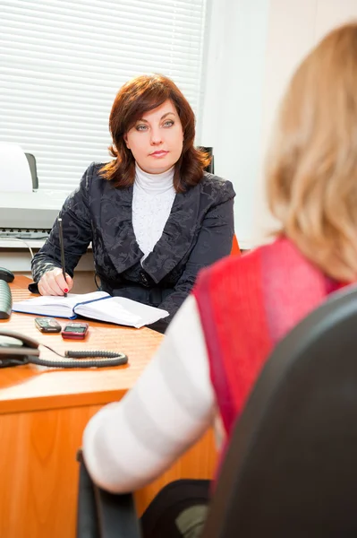 Mujer de negocios entrevistando a un candidato — Foto de Stock