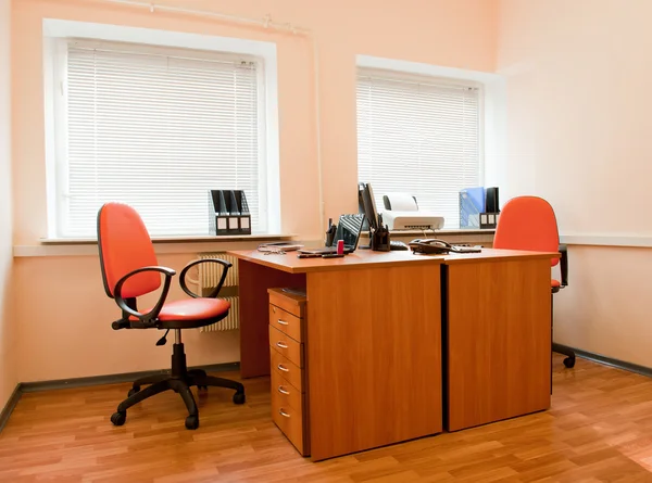 Interior de escritório moderno - local de trabalho — Fotografia de Stock