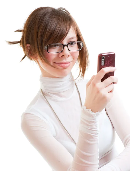 Meisje kijkt in mobiele telefoon — Stockfoto