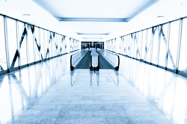 Modré sklo koridor v centru office — Stock fotografie