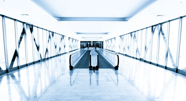 Modré sklo koridor v centru office — Stock fotografie