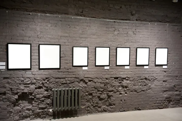 Lege frames op de bakstenen muur — Stockfoto