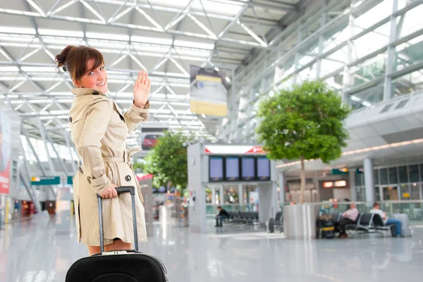 Fiatal nő a nemzetközi repülőtéren — Stock Fotó