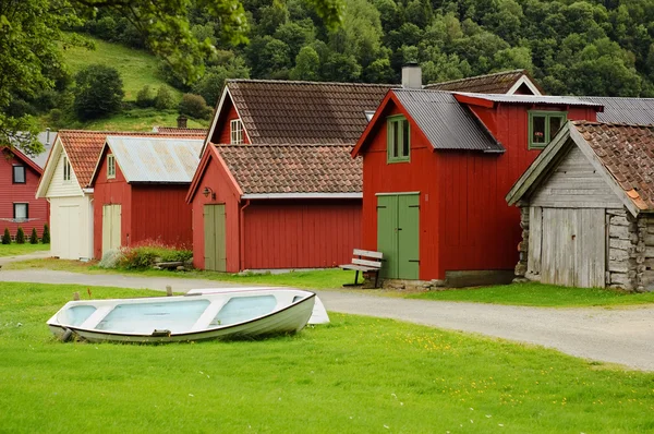 Färgade trähus och båten Stockfoto