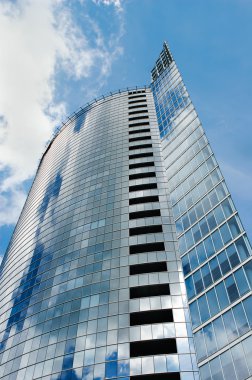 yüksek katlı modern cam gibi binanın görünümünü aşağıdan yukarıya