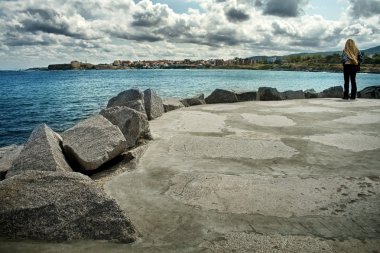 Yalnız kadın güzel Deniz Manzaralı contemplating