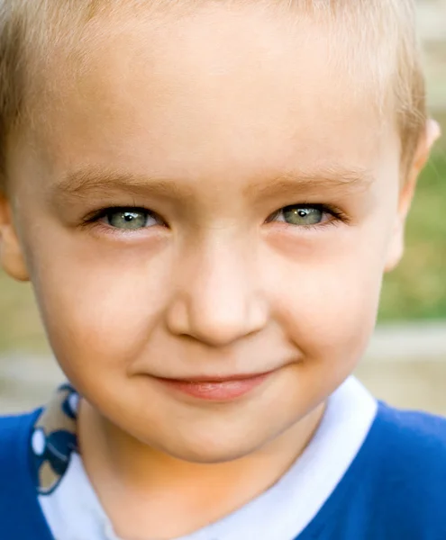 Retrato Close Criança Bonita Com Sorriso Inteligente — Fotografia de Stock