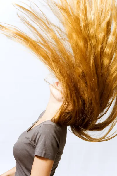 Krásný Model Pohybující Její Úžasné Dlouhé Vlasy — Stock fotografie
