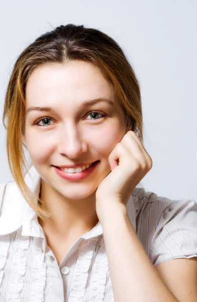 Retrato Una Hermosa Mujer Sonriente Sobre Fondo Blanco — Foto de Stock