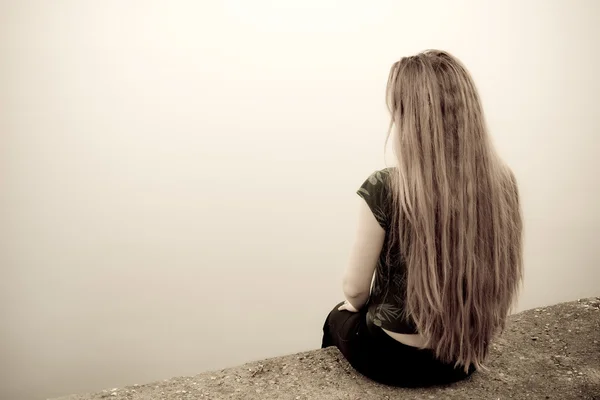 El concepto suicida - la espalda de la mujer triste deprimida — Foto de Stock