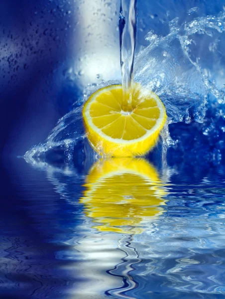 レモンの水の中で水しぶき — ストック写真