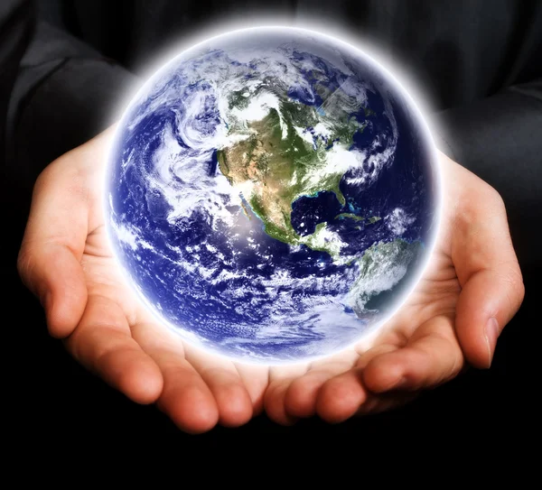 拯救地球概念 人类双手托着的地球 — 图库照片