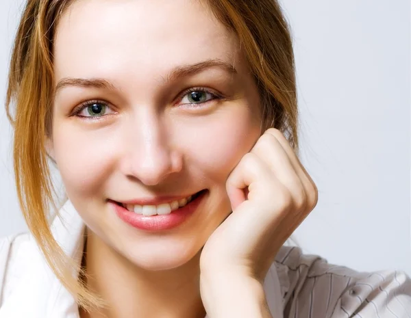 Glimlach van leuke frisse vrouw met schone huid — Stockfoto