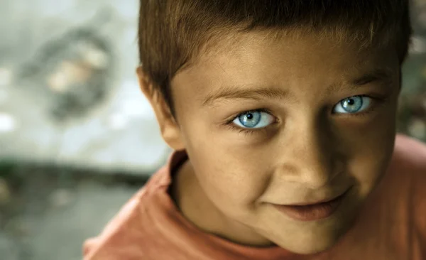 蓝眼睛多可爱的孩子 — 图库照片
