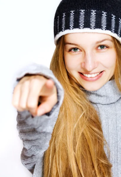 Winterporträt Schöne Junge Frau Zeigt Auf Betrachter — Stockfoto
