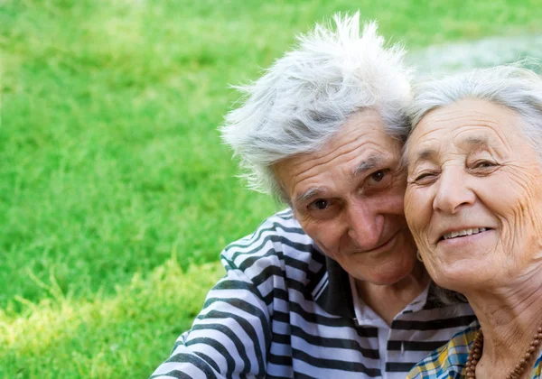 Dois idosos felizes e amorosos — Fotografia de Stock