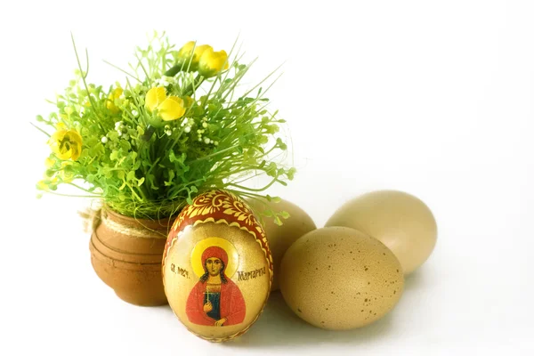 Uova di Pasqua e vaso di argilla con fiori — Foto Stock