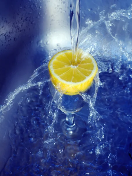 Water splashing on lemon — Stock Photo, Image