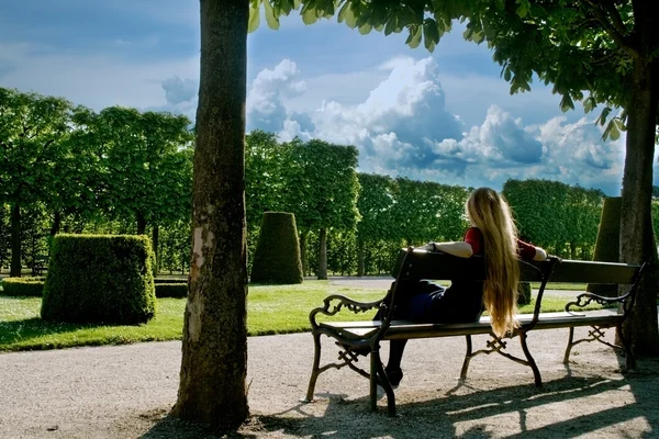 Stock image Back of young woman relaxing in park