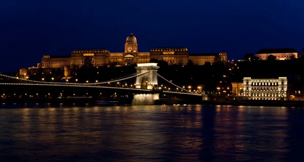 Вид на Будапешт - Королевский дворец и Цепной мост — стоковое фото