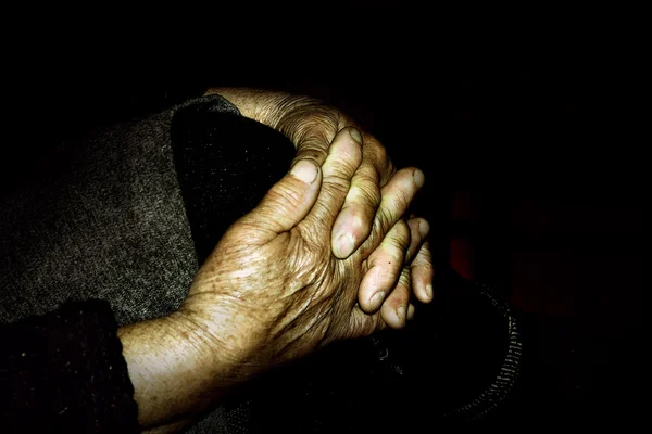 Clopse Επάνω Στα Ζαρωμένα Χέρια Της Μια Ηλικιωμένη Γυναίκα — 图库照片