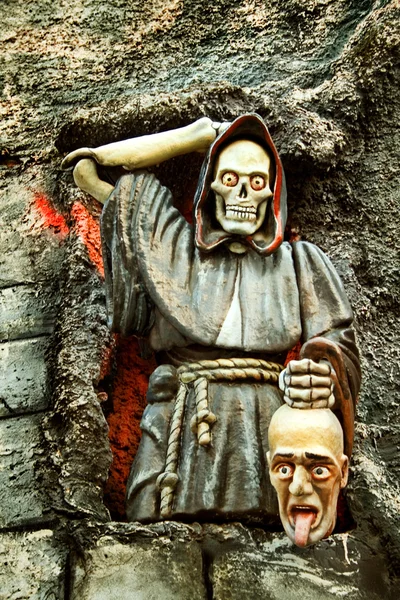 Halloween Przerażające Szkielet Gospodarstwa Ściętej Głowy Człowieka — Zdjęcie stockowe