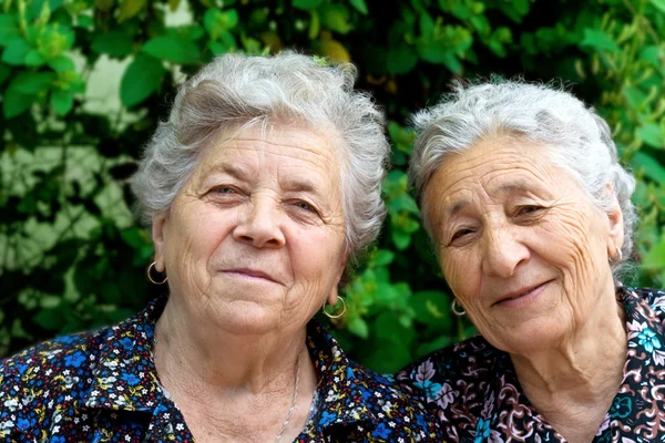 Portrait of two smiling old ladies — Stock Photo, Image