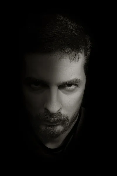 Retrato Discreto Homem Ameaçador Emergindo Escuro — Fotografia de Stock