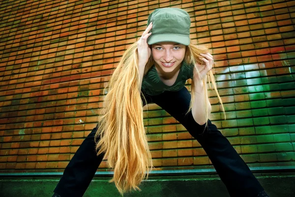 Szczęśliwa Dziewczyna Długimi Blond Włosami Mur Cegły Jako Tło — Zdjęcie stockowe