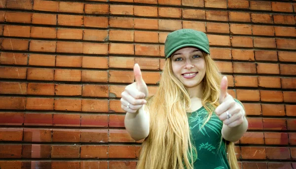 Усміхнена блондинка показує великі пальці вгору — стокове фото