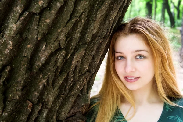 美丽的金发女孩站在那棵大树沿 — 图库照片