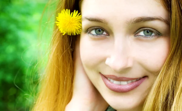 Retrato Uma Jovem Mulher Feliz Natureza Com Flor Amarela Orelha — Fotografia de Stock