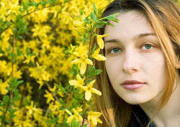 Красивая девушка и желтые цветы — стоковое фото