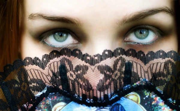 Geheimnisvolle Frau Mit Intensiv Grünen Augen — Stockfoto